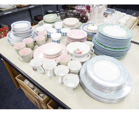 A SELECTION OF DINNER WARES TO INCLUDE; ROYAL DOULTON 'REFLECTION', WEDGWOOD 'HOME', ROYAL TUSCAN 'CHARADE', POOLE ETC.... 