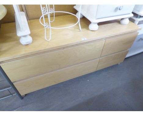 A MODERN LIGHT WOOD EFFECT LOW CHEST OF TWO LONG AND TWO SHORT DRAWERS 