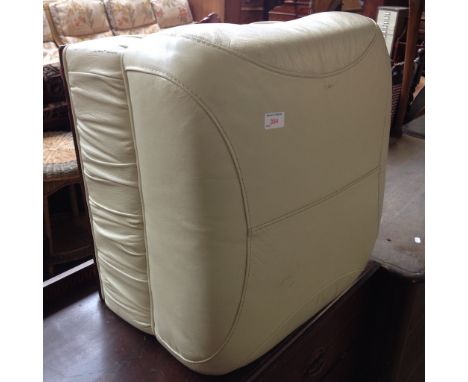 CREAM LEATHER POUFFE