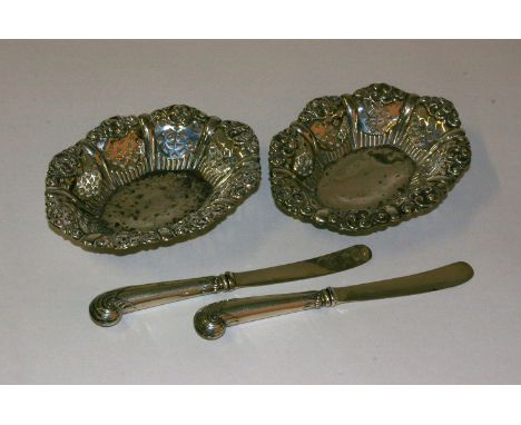 A pair of Edwardian silver bon bon dishes with pierced decoration R.R, Birmingham, 1903, together with a pair of silver handl