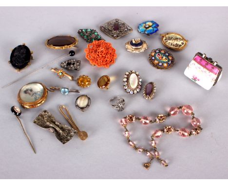 A quantity of 19th/20th Century costume jewellery to include a flower enamel brooch (af), hat pins etc 