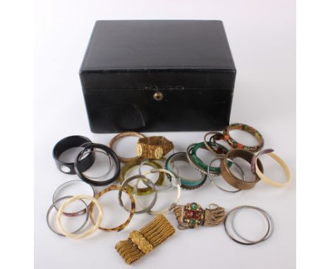 A quantity of assorted vintage costume bangles in a jewellery box