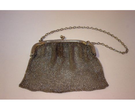 A silver chain purse with single link handle A.M & M Ltd, London, 1918 3.6troy oz 