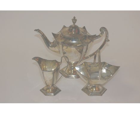 A Walker & Hall hexagonal Regency design three piece tea service, Sheffield 1908/1911. 31 toz.