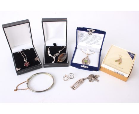 A quantity of silver and other jewellery to include a silver bangle, a silver pendant on chain, a silver and peridot pendant 