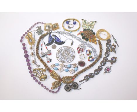 A quantity of vintage and later costume jewellery, to include brooches, beaded necklaces etc 