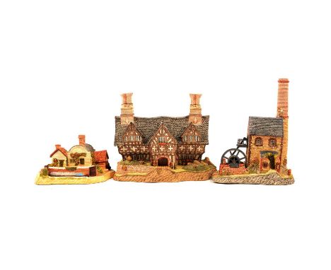 Twenty-five David Winter cottages, mostly boxed, to include Queen Elizabeth Slept Here, Collectors Piece No. 2; Cornish Engin