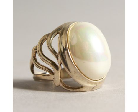 A SILVER AND PEARL RING.
