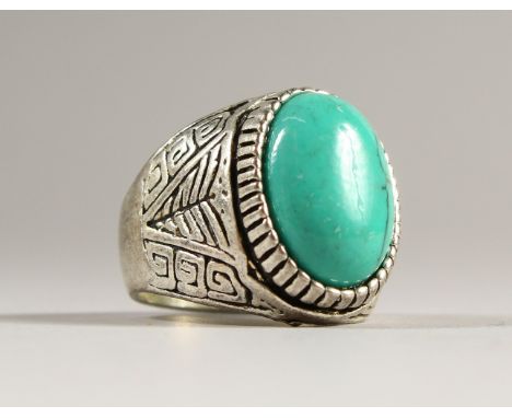 A SILVER AND TURQUOISE RING.
