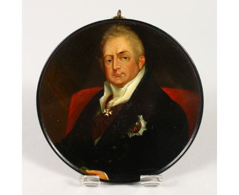 A VERY GOOD STOBWASSER CIRCULAR PAPIER MACHE COVER/LID, No. 7649, painted with a portrait of William IV. 9.5cms diameter.