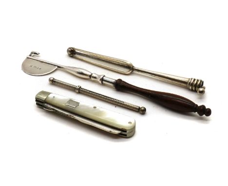 A collection of silver items,comprising a Victorian silver pickle fork, Birmingham 1859, 13cm long, a silver swizzle stick, 8