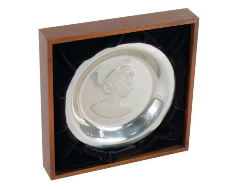 A Society of Portrait Sculptors Silver Jubilee portrait plate, filled sterling silver, limited edition with certificate and p