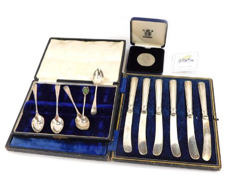 A group of silver, comprising a set of four silver teaspoons, 1.23oz, a jade topped teaspoon, stamped 930S, 0.24oz, a Royal M