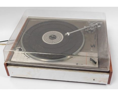 A Leak Delta by Lenco record player, serial no 18497, in a teak case, 16cm high, 44cm wide, 35cm deep.