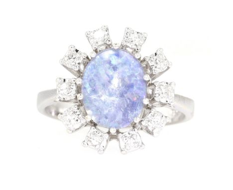  Ring in 585er Gold mit einem Opal und Diamanten   Material: 585 Weißgold Diamanten: 10 Diamanten im Achtkantschliff, ges. ca