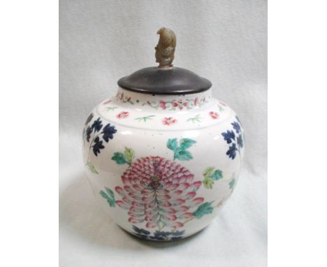 A famille rose jar with wooden cover and jade finial, Republic period, painted with three big peonies around the body, 18.5cm