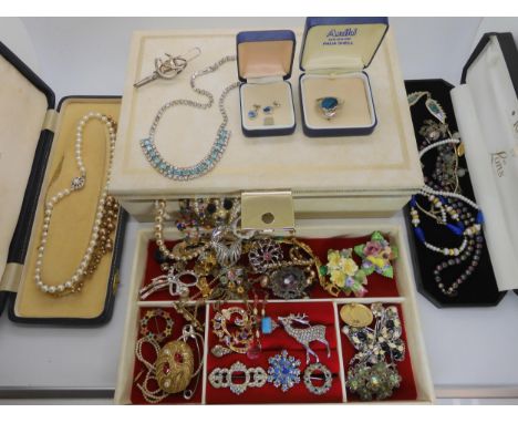 Black pearls Lapis lazuli and pearl necklace, Alpaca mother of pearl inlaid necklace and other items Condition report: Not av
