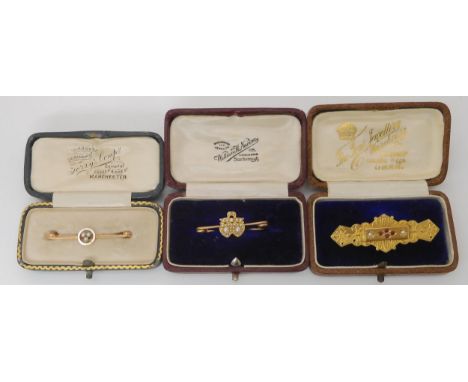 A bright yellow metal pearl set twin heart brooch, weight 2.1gms, a 9ct pearl set bar brooch, and a 9ct locket back red gem a