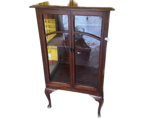 Vintage mahogany china cabinet measures approx 46 inches tall by 26.5 inches wide and 18 inches deep 