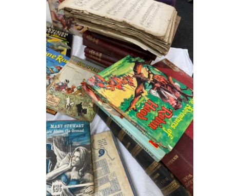 Large selection of vintage and later books, annuals etc 