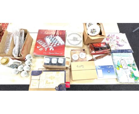 Large selection of miscellaneous to include brand new items to include duvet sets, shower curtains, coasters, pottery etc 