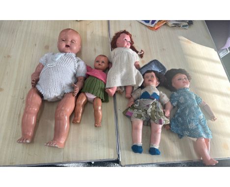 Large selection of vintage dolls 