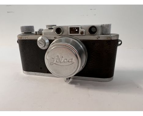 A vintage Leica DRP Ernst Leitz Wetzlar camera with Summar F=5 1:2, No.350812, with Leica camera guide, light meter, case etc