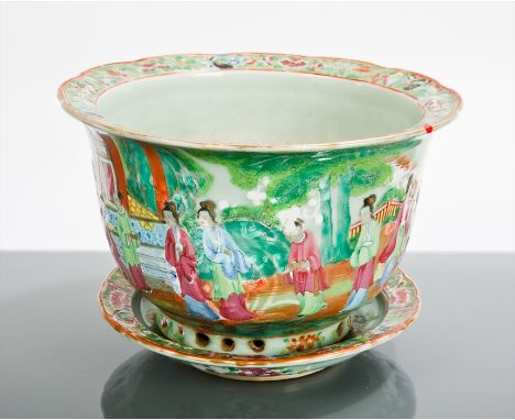 19TH CENTURY CHINESE FAMILLE ROSE PLANTER ON STAND with figural decoration, 17.5cm high, the planter 25cm diameter