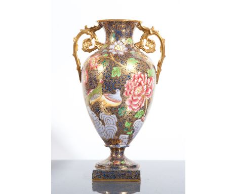 EARLY 20TH CENTURY COPELAND SPODE GILT PORCELAIN VASE with gilt scrolling handles and pheasants in a Chinese landscape, 25cm 