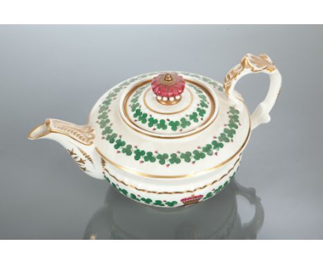 EARLY 19TH CENTURY CHAMBERLAINS WORCESTER TEAPOT AND COVER with crown finial and gilt foliate handle, clover leaf bands and c