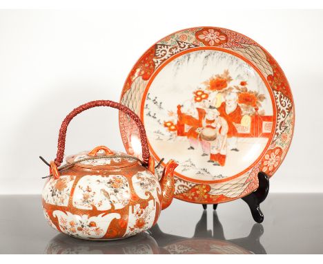 JAPANESE KUTANI TEAPOT AND PLATE the teapot 15cm high, the plate 21.5cm diameter (2) 