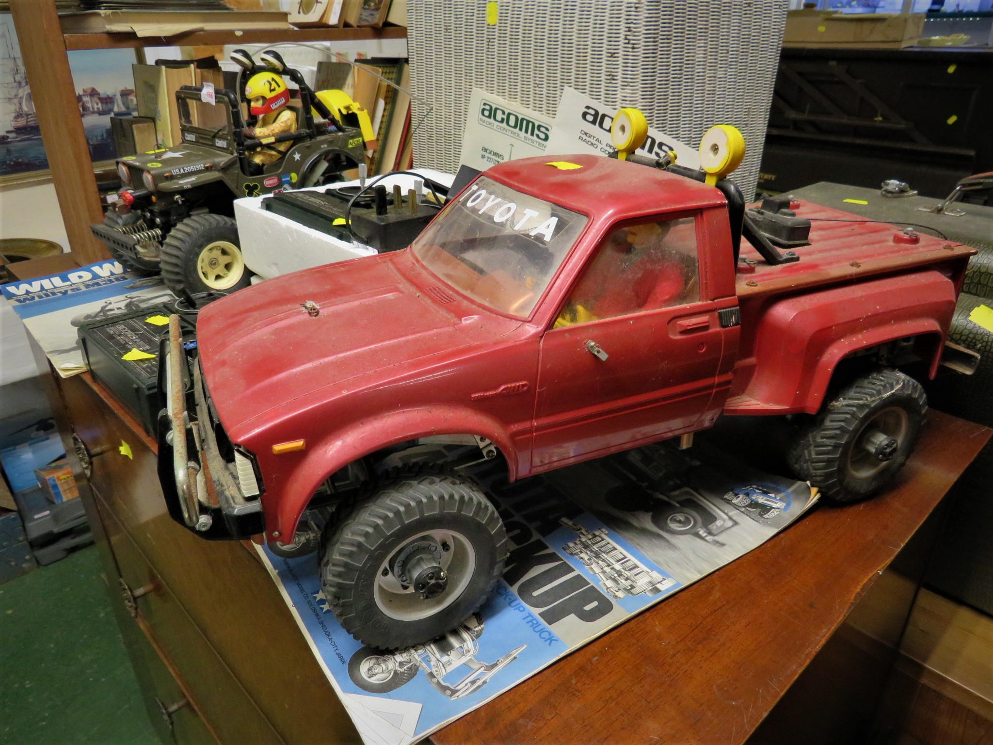 TAMIYA 1/10 SCALE RADIO CONTROL TOYOTA 4X4 PICKUP TRUCK WITH MANUAL AND