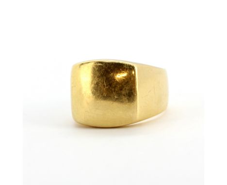 A heavy gent's yellow metal (tested high carat gold, approx. 22ct) signet ring, (V). Weight - 21.8g
