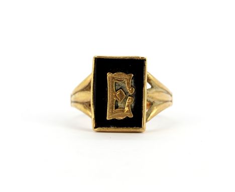A gentleman's 9ct yellow gold (stamped 9ct) enamelled signet ring, (T).
