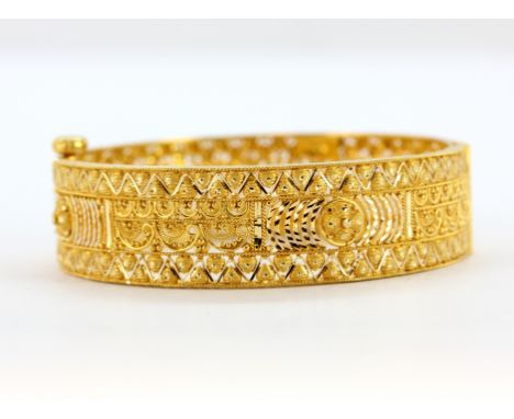 A 22ct yellow gold bangle, dia. 6.2cm. Weight - 28.4g