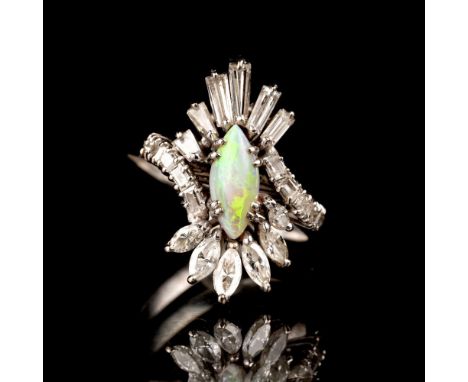 Opal-Diamant-Ring. 14 kt. WG. Gegabelte Ringschiene, im Zentrum der Opal in spitzer Navetteform (Doublette) mit 22 Diam. im B