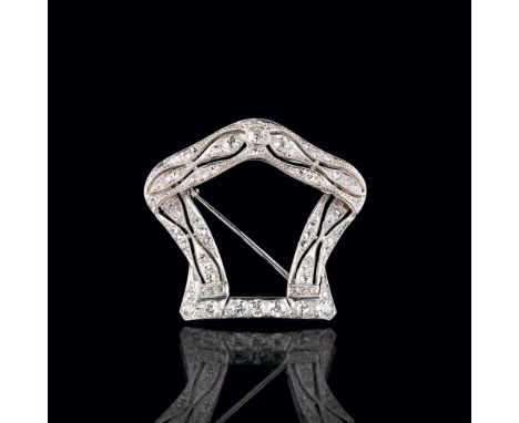 Art-déco Diamant-Brosche. Um 1915/20. Platin, 18 kt. WG. In feiner Millegriffes-Fassungen 68 kl. Diam. im Alt-, 8/8- und Rose