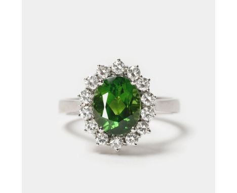 Turmalin-Brillant-Ring. 18 kt. WG, gest. Der Turmalin im Ovalschliff 2,29 ct. (ca. 9 x 7,2 x 5,1 mm), mit 14 kl. Brill. zus. 