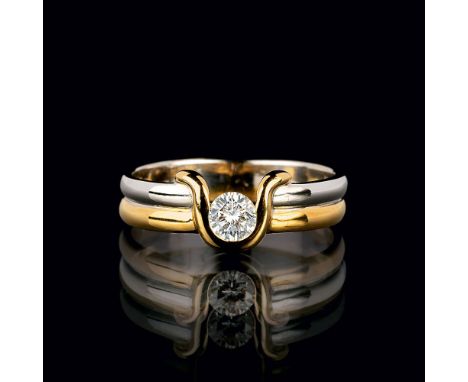 Solitär-Ring. 18 kt. GG und WG, gest., MZ. K. Geschweifte Schauseite, 1 Brill. ca. 0,50 ct. Weiß(H).si. (ca. Dm. 4,9 mm, H. 3