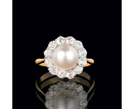 Perl-Diamant-Ring. 18 und 14 kt. GG. Antiker Ringkopf aus der Zeit des frühen 20. Jhs. mit zentraler Perle (wohl Natur, Dm. 8