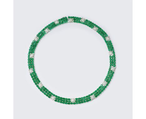 Hochkarätiges Smaragd-Brillant-Collier 'Réflexion Étoile'. 18 kt. WG, gest. Dichte Glieder in drei Reihen angeordnet bilden d