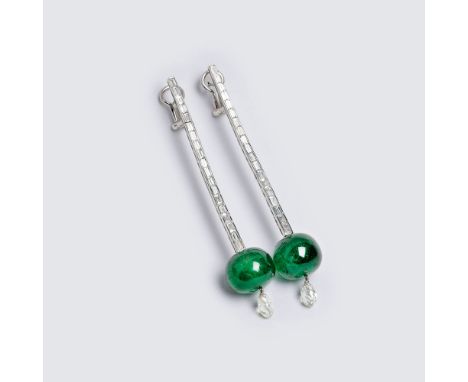Paar außergewöhnlicher Diamant-Ohrhänger mit Smaragd-Kugeln. 18 kt. WG, gest., MZ: CP. Langer Steg mit insges. 38 Diam. im Ba