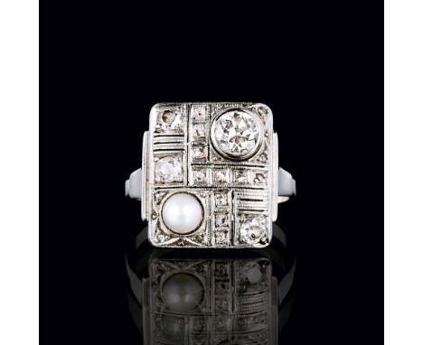 Art-déco Perl-Diamant-Ring. Um 1920/25. 14 kt. WG, gest., MZ undeutlich. In Millegriffes- und Zargenfassungen Diam.-Besatz vo