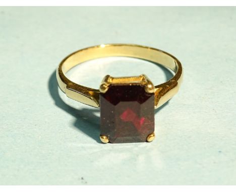 An 18k gold ring claw-set an emerald-cut garnet, size P, 3.7g. 