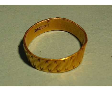 A 22ct gold wedding band, size K, 3g. 