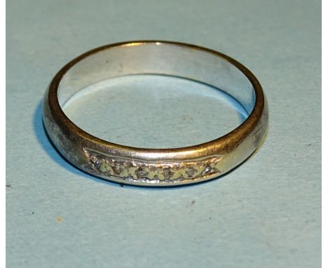 An unmarked white metal ring set six brilliant cut diamonds, R, 3.8g. 