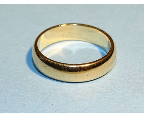 An unmarked gold wedding band, K 1/2, 4.9g, (tests as 18ct approx). 