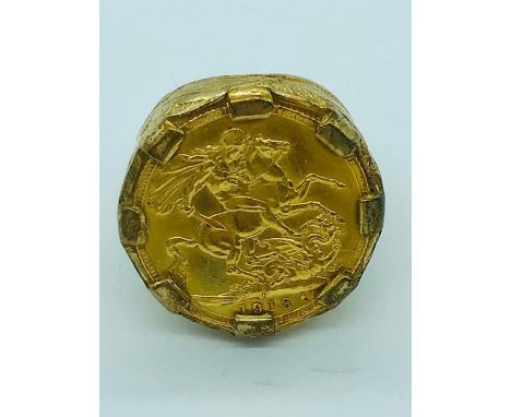 A 1913 gold sovereign ring set in 9ct yellow gold, total weight 17.4g