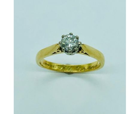 An 18ct yellow gold ring with a central diamond (3.2g)