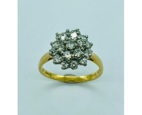 An 18ct yellow gold Daisy style ring (3.5g)